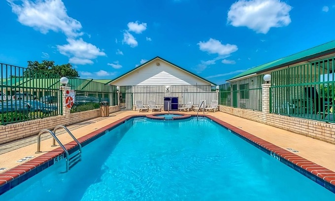 Sweet Home House | Close to Yoakum Bulldog Stadium! FREE Parking and Breakfast, Onsite Pool!