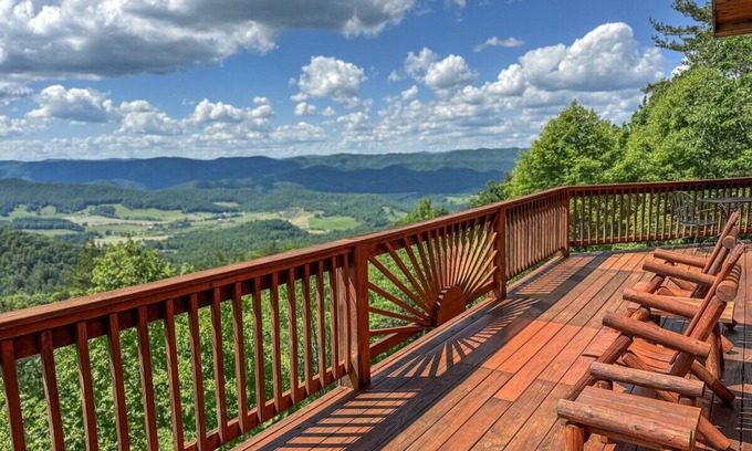 Mountain City Cabin | Cloud 9: Log Cabin, Stunning View, Luxury Hot Tub, Gas Fire Pit, 30 min to Boone
