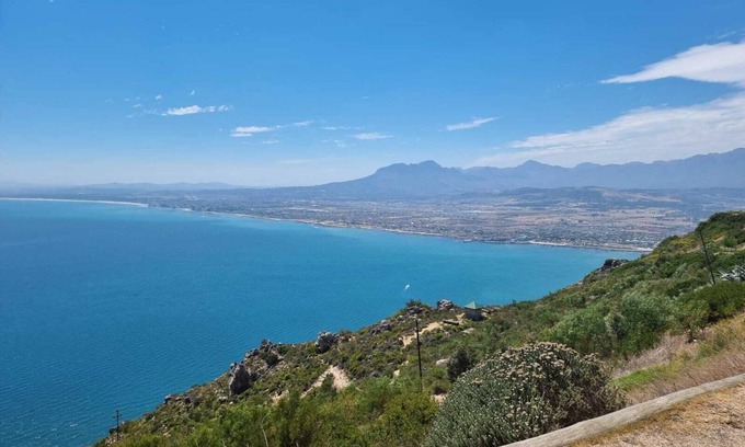 Mountainside Apartment | Cloud 9 Room 4 Queen Bed & Stunning Views