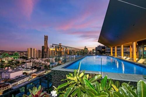 Fortitude Valley Apartment | Cloud9 CITY VIEW large resort style apartment