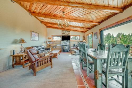 Cloudcroft House | Cloudcroft Cabin with View about 4 Mi to Ski Cloudcroft!