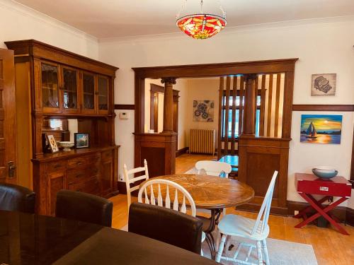 Powderhorn Apartment | Clover Apartment in Blue House on the Park