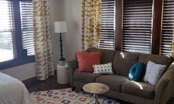 Midtown Apartment | [CLR 02] Charming Studio in OKC Midtown, With Retro-contemporary theme