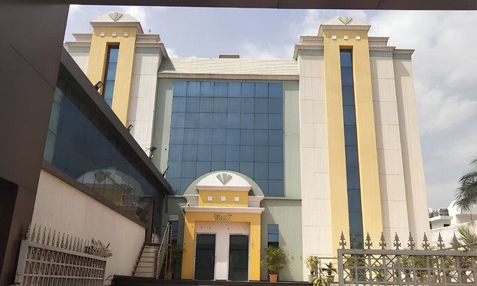 Bareilly Hotel | Club 7