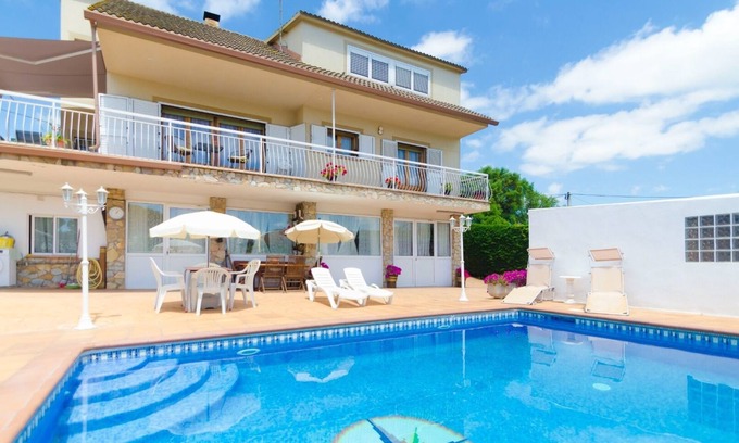Sils Villa | Club Villamar - The lower part (pool level) has a dining room and a kitchen.