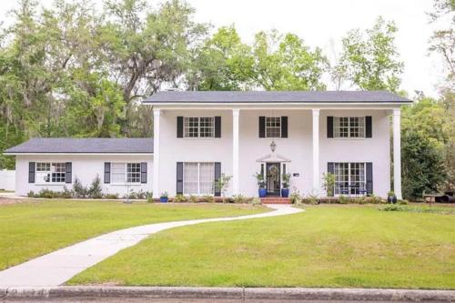 Gainesville House | Coaches House - 2 miles from Ben Griffin Stadium