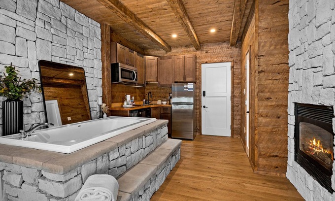 Endion House | Coachman's Luxury Suite w/Jacuzzi & Fireplace
