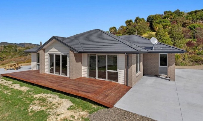 Tirohanga House | Coast View Farm Stay