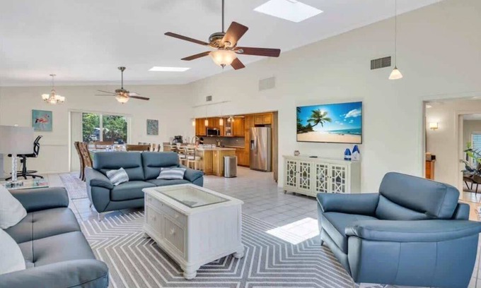 Laurel House | Coastal 2BR Getaway|5 Min to Beach|Pool+Peloton