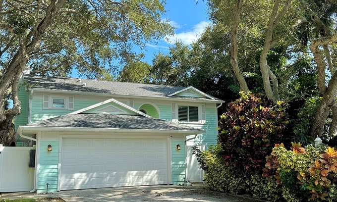 Summerplace House | Coastal 3-bedroom cottage 4 blocks from the Beach w/Mini Golf in Vero Beach