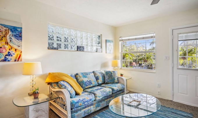 Gulfport Condo | Coastal and Cozy~ Pet Friendly~ Close to it All