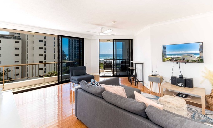 Main Beach Apartment | Coastal Beach Pad Sum