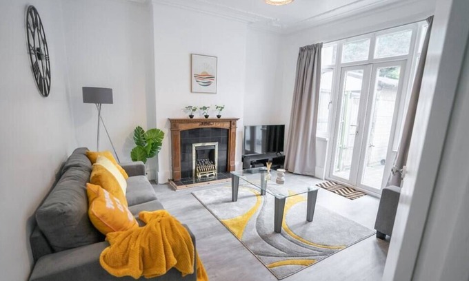 Westcliff-on-Sea House | Coastal Bliss: Inviting 3BR House w/ Outdoor Space