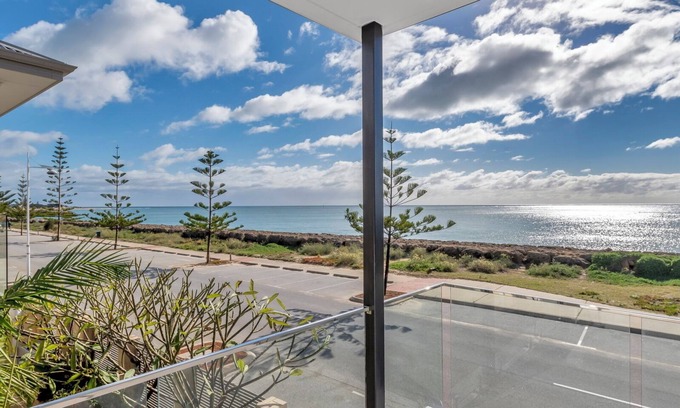 Mandurah Apartment | Coastal Bliss: Pet-Friendly, Nearby Cafes with Marina Views