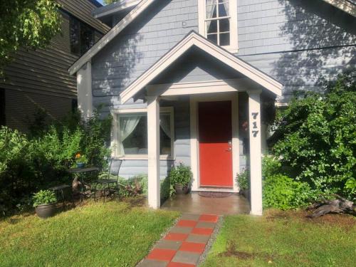 Downtown Anchorage House | Coastal Cabin - Downtown Historical Log Home