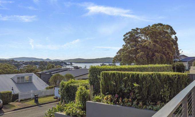 Salamander Bay House | Coastal Charm