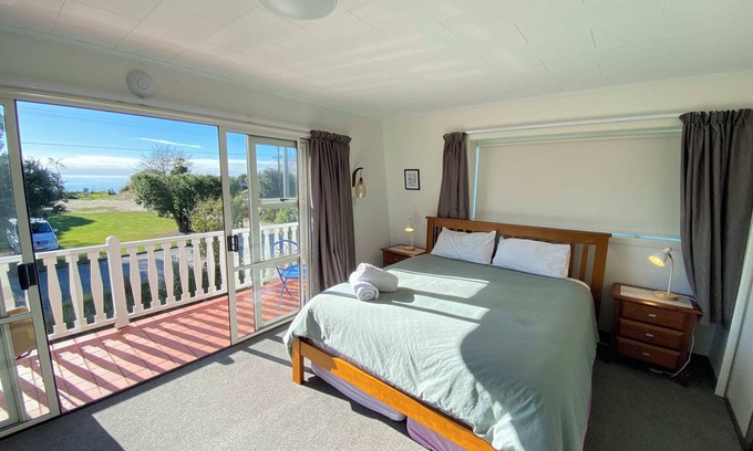 Patons Rock House | Coastal Charm - Ocean View in Patons Rock