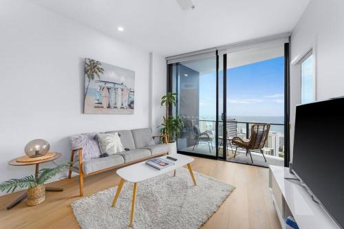 Broadbeach Apartment | Coastal Chic 2 Bed Apt in Broadbeach