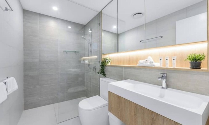 Broadbeach House | Coastal Chic 2 Bed Apt in Broadbeach