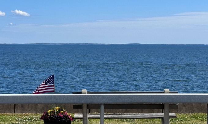 Old Saybrook House | Coastal Cottage !3 bedroom, 2 bath home with deck and walk to the beachn