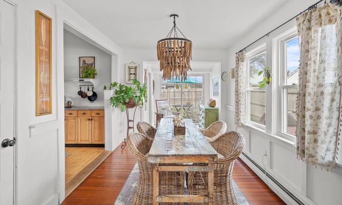 Hyannis House | Coastal Cottage: Beach Access, Bikes & Pet-Friendly!