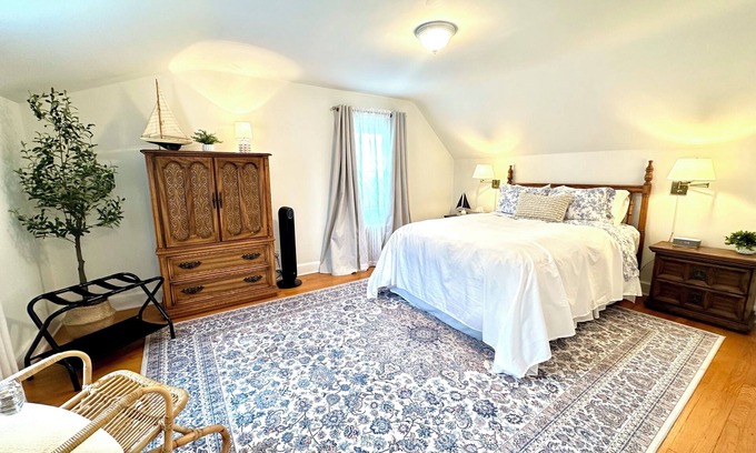 East Shore Cottage | Coastal Cottage near Yale, Beaches, & Weddings!