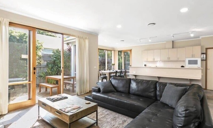 Torquay House | Coastal Days - pet friendly, parks, shops & beach