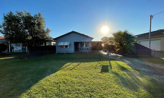 Swansea House | Coastal escape, great family getaway, pet friendly