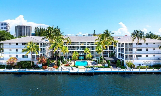 Boca Raton Apartment | Coastal Escape Walk to Beach Gym Pool Hot Tub