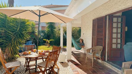 Charneca de Caparica e Sobreda House | Coastal Garden Paradise Retreat- 6 min from the beach
