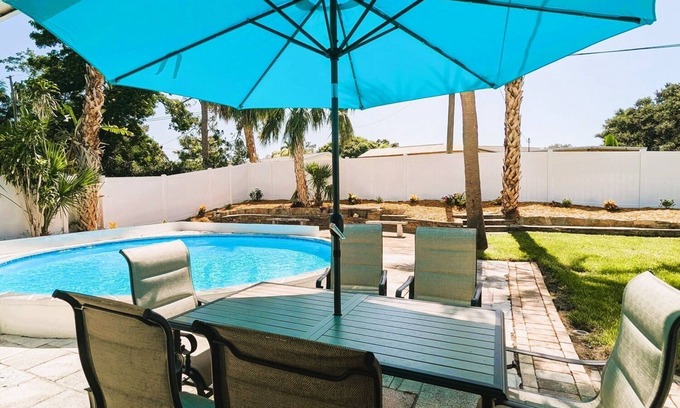 South Pinellas Community Council House | Coastal Getaway House w/Pool – 5 Mins Drive to Madeira Beach