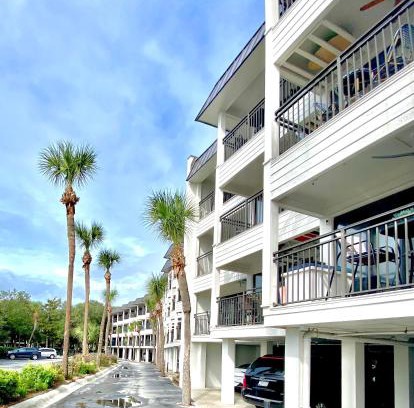 Hilton Head Island Apartment | Coastal King Beach Flat Convenient to Everything!