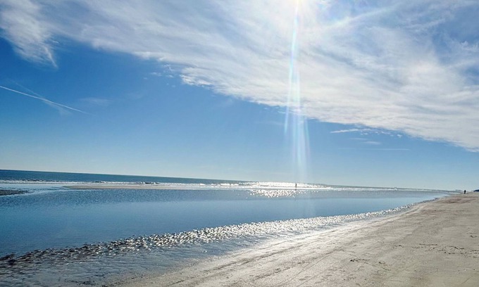 Hilton Head Island Apartment | Coastal King Couples Retreat Oceanfront Beach Property Convenient to Everything!