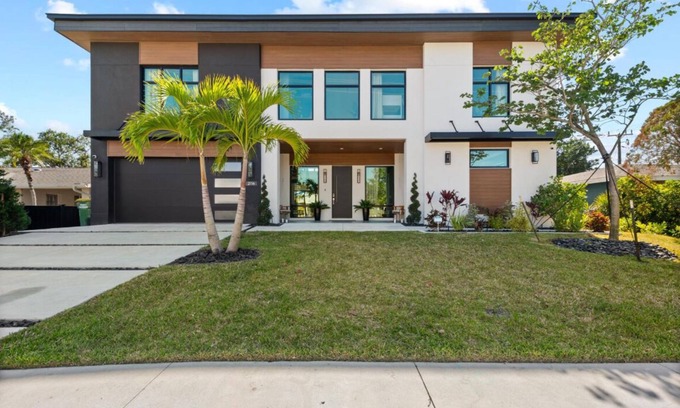 Arlington Park House | Coastal Luxe, Spacious 5bedroom house 5miles to Siesta with saltwater pool, WiFi
