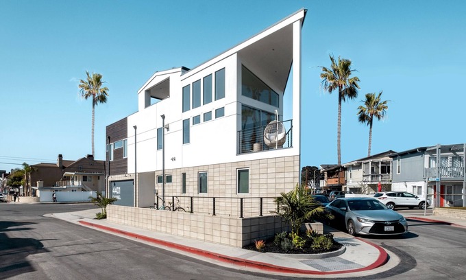 West Newport House | Coastal Luxury, Ocean & Harbor Views, Dog-friendly, A/C & Rooftop Deck & Firepit