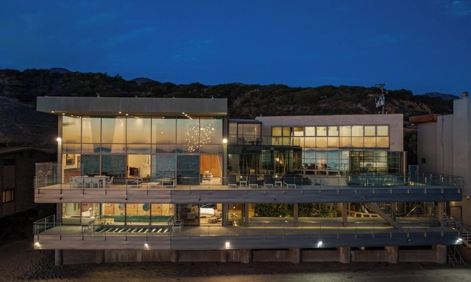 Los Angeles County Villa | Coastal Masterpiece with Expansive Beachfront & Luxury Amenities