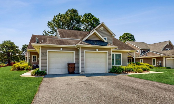 Ocean Pines House | Coastal resort with pool, golf, fireplace, W/D, sunroom & beach access