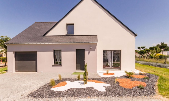 Asserac Cottage | Coastal Retreat: Modern Home 100m from Sea, Close to Shops, Spacious Garden, WiFi, Baby-Friendly