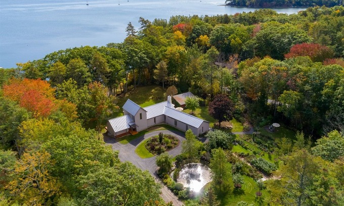 Freeport House | Coastal Serenity Meets Modern Elegance - a Retreat for Relaxing or Working