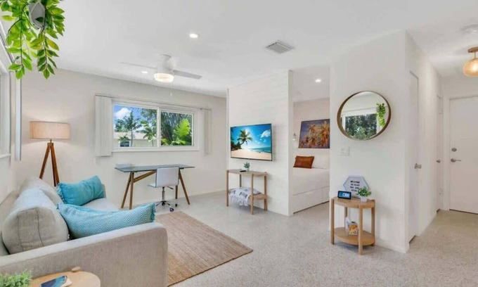 Laurel Apartment | Coastal Studio Getaway|5 Min to Beach|Pool+Peloton