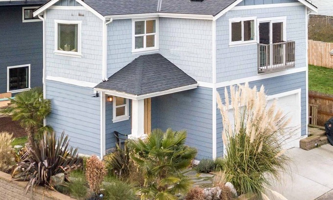 Genesee House | Coastal Style Cabana in West Seattle w/Downtown & Mountain Views
