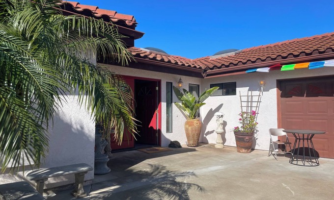 Loma Alta House | Coastal Suite King Bed, Private Bath & Tub Shared Room Near the beach