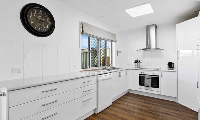 Traviston House | Coastal Waters - Your next coastal getaway is just a click away!