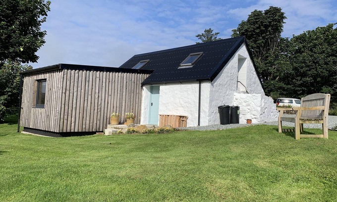 Glendale Cottage | Cobbler’s Cottage is a lovely old converted byre set within beautiful grounds.