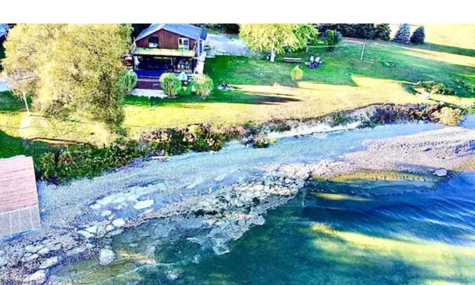 Grafton House | Cobourg Paradise - Lakehouse w/ Hot Tub, 5min to St.Anne Spa