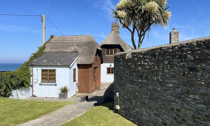 Croyde Cottage | Cock Rock Cottage - a house that sleeps 6 guests in 3 bedrooms