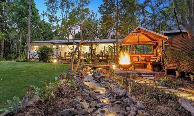 Wongawallan House | Cockatoo Cottage cosy creek retreat near theme parks and Mount Tamborine