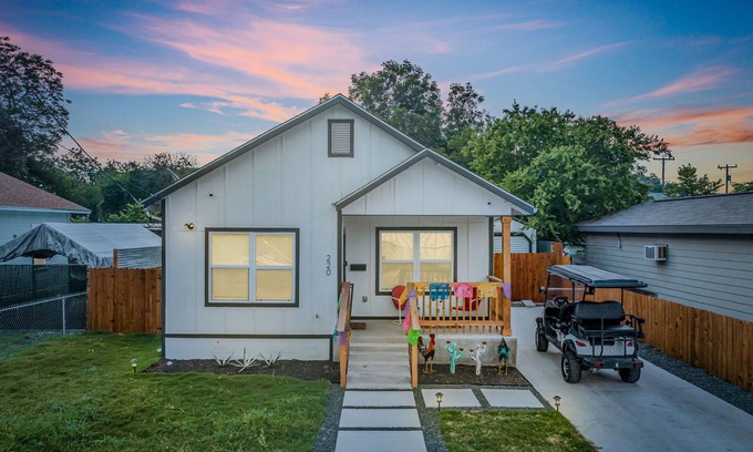 Downtown San Antonio House | Coco House rental home sleeps 6, ample outdoor seating, jacuzzi and a golf cart!