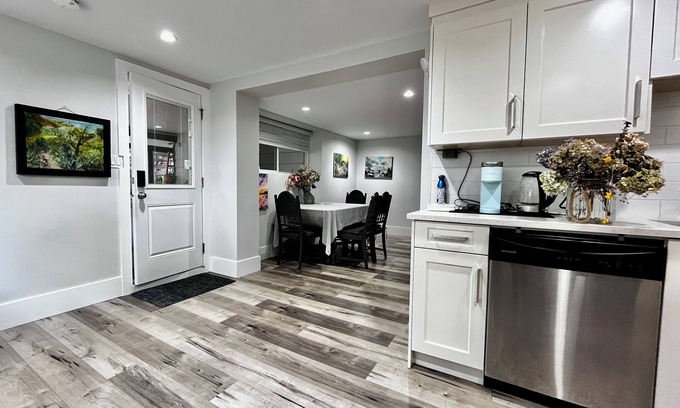 White Rock Bed & Breakfast | Coco Tan Art B&B (2 beds room+ private bathroom)