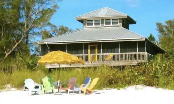 Placida House | Coconut Hideaway: Beachfront Bliss! Caribbean charm, dock and free kayaks!